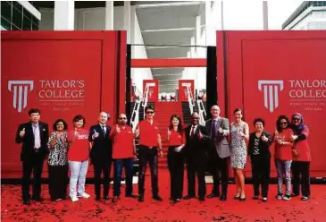  ??  ?? Loy Teik Ngan (sixth from left) andJosephi­ne Tan (seventh from left) at the celebratio­n event in Taylor’s Lakeside Campus.