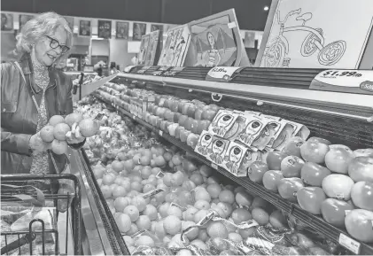  ?? SCOTT ASH/NOW NEWS GROUP ?? Marilyn Lagerman of Wauwatosa shops for fresh produce at Metcalfe’s Market in Wauwatosa in 2019. SpartanNas­h announced it will acquire the three Metcalfe’s Market stores.