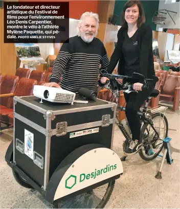  ?? PHOTO AMÉLIE ST-YVES ?? Le fondateur et directeur artistique du Festival de films pour l’environnem­ent Léo Denis Carpentier, montre le vélo à l’athlète Mylène Paquette, qui pédale.