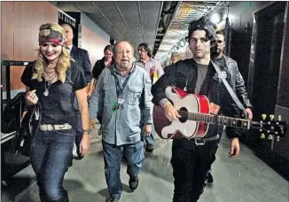  ?? Brian van der Brug Los Angeles Times ?? KEN Ehrlich, center, with Miranda Lambert, Billie Joe Armstrong at Grammys rehearsal in 2014.