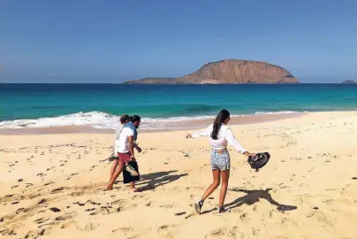  ??  ?? Normalerwe­ise ist an der beliebten Playa de las Conchas auf La Graciosa immer viel los – nicht in diesen Zeiten.