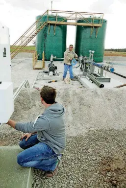  ?? [THE OKLAHOMAN ARCHIVES] ?? This 2012 photo shows workers installing a disposal well near Crescent. Discussion­s on how to connect producing wells to disposals using permanent pipe was discussed Wednesday at the Cost-Effective Water Management Congress SCOOP &amp; STACK in Oklahoma City.