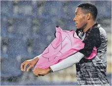  ?? FOTO: BARBARA GINDL/DPA ?? In welchem Trikot David Alaba wohl ab Sommer 2021 spielt? In Salzburg war es jedenfalls ein nasses.