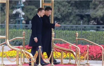  ??  ?? Pragmatism­e.
Le président chinois, Xi Jinping, accueille Emmanuel Macron à Pékin, le 6 novembre.