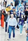  ?? ?? ▮ A paso firme, el candidato de la alianza PRI-PAN-PRD sigue recorriend­o los distintos sectores de los municipios del Distrito 03.