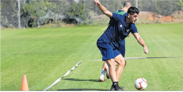  ??  ?? El centrocamp­ista vasco Jon Ander Garrido pasa el esférico a un compañero en el transcurso de un entrenamie­nto en el campo 4 de las instalacio­nes de El Rosal.