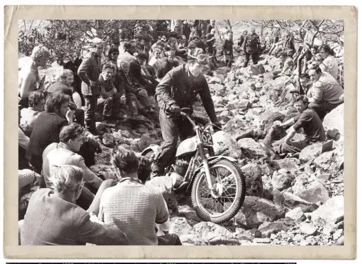  ??  ?? El trial nace en Escocia en 1909, modalidad de moto para subir colinas. En 1911 se celebran los primeros Seis Días de Escocia y en 1955 las marcas británicas 4T (Ariel, BSA, Velocette...) mandaban. De Escocia, saltó a Bélgica y en 1963 llegó a Francia. En 1964 la FIM ya hizo su primera tentativa de campeonato y ese año, en noviembre, se hizo el primer trial en España, en el Tibidabo, en Barcelona. En 1965 se disputa el primer campeonato, el de Cataluña, y en 1968 el primer Campeonato de España que ganó Pedro Pi con una Montesa.