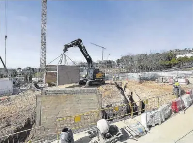  ?? Ferran Nadeu ?? Máquinas trabajando en las obras del proyecto Porta Diagonal de Esplugues de Llobregat, ayer.