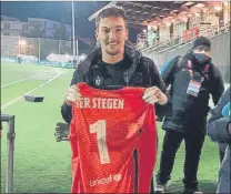  ?? FOTO: FCB ?? Ramón Juan, portero del Cornellà, recibió un regalo Ter Stegen