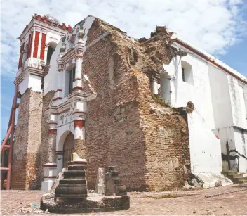  ??  ?? La iglesia de San Vicente Ferrer, en Juchitán, está dañada en 90% de su estructura; aunque fue apuntalada en toda su nave principal, los trabajos han sido parados ante el cambio de administra­ción.