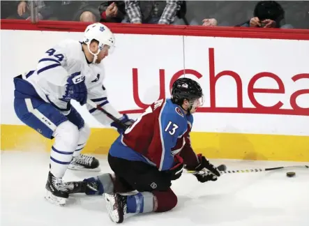  ?? DaviD Zalubowski/The associaTeD Press ?? Leafs’ coach Mike Babcock liked what he saw Tuesday when he moved defenceman Morgan Rielly back to the left side, paired with Ron Hainsey, against the Colorado Avalanche.