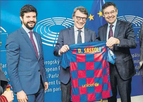  ??  ?? Josep Maria Bartomeu le entregó una camiseta del Barça a David Sassoli, presidente del Parlamento Europeo, junto a Gerard Esteva, presidente de la UFEC