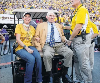  ?? AP PHOTO ?? In this 2014 file photo, NFL great and LSU alumnus Y.A. Tittle, center, arrives in Tiger Stadium in the first half of an NCAA college football game between LSU and Mississipp­i State, in Baton Rouge, La.