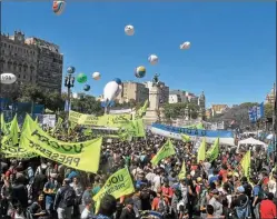  ??  ?? MARCHA. Sindicalis­tas y piqueteros mostraron su poder de fuego.