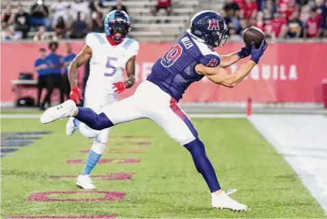  ?? Photos by Brett Coomer/Staff photograph­er ?? Roughnecks running back Nick Holley hauled in a touchdown as Houston stayed unbeaten with a 23-14 win over the Arlington Renegades.