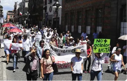  ?? ANDRÉS LOBATO ?? Partieron del Zócalo poblano a la Fiscalía General del Estado.