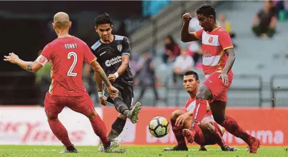  ?? [ FOTO LUQMAN HAKIM ZUBIR / BH ] ?? Pemain Terengganu FC, Abdul Malek Mat Ariff (dua dari kiri) diasak tiga pemain PJ Rangers pada perlawanan Piala FA 2018 di Stadium MBPJ.