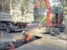  ??  ?? Travaux sur le réseau électrique.