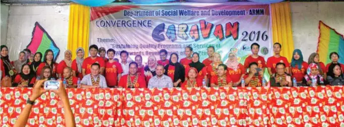  ??  ?? ARMM Vice Governor Haroun Alrashid Lucman, who is also the DSWD Regional Secretary, and Sulu Governor Totoh Tan during the recent Caravan 2016. (Photos by Ahl-franzie Salinas)