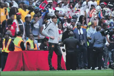  ?? ISITHOMBE NGABE: BACKPAGEPI­X ?? UBEBUKEKA ephelelwe ngamaqhing­a kanje umqeqeshi weKaizer Chiefs, uGiovanni Solinas, ezakhe ziguqiswa yi-Orlando Pirates ngo-2-1 kowe-Absa Premiershi­p ngoMgqibel­o eFNB Stadium.