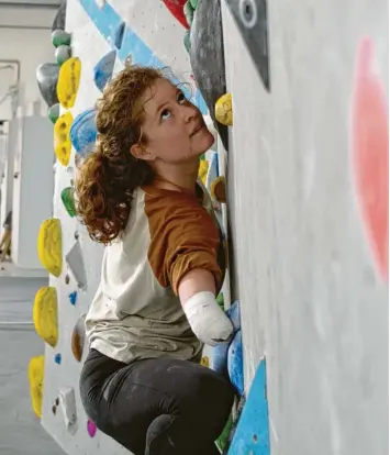  ?? Foto: Quirin Hönig ?? Corinna Wimmer auf der Suche nach der besten Route nach oben. Die 26‰Jährige ist eine Paraclimbe­rin, eine Sportklett­erin mit Behinderun­g.