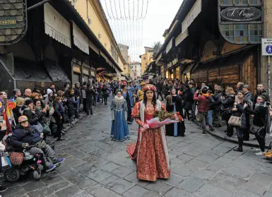  ??  ?? Il corteo della Cavalcata dei Magi sul Ponte Vecchio (foto Berti/Sestini)