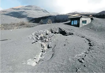  ?? ELVIR   R  I        E E ?? Habitatge a Las Manchas completame­nt cobert per la cendra dos mesos després de l’erupció