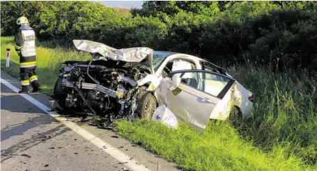  ?? BILD: SN/BFKDO EUÑRESSEDI­ENST&FF KLINGENB ?? Tödlicher Verkehrsun­fall bei Klingenbac­h im Burgenland.