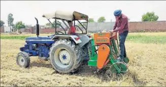  ?? SAMEER SEHGAL/HT ?? ■ DRIVING CHANGE: Farmers using happy seeder machine to manage stubble at Bhoewal village in Amritsar.