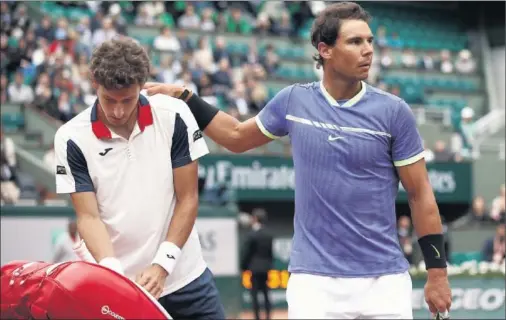  ??  ?? AMISTAD Y CONSUELO. Rafa Nadal tuvo palabras de ánimo para su amigo Pablo Carreño cuando el gijonés tuvo que retirarse por lesión.