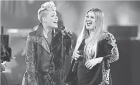  ??  ?? Pink, left, and Kelly Clarkson honor first responders. MATT SAYLES/INVISION/AP