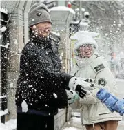  ?? /Reuters ?? Winter wonderland: People play amid snowfall in Beijing as officials issued a second-highest alert for blizzards.