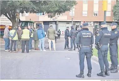  ?? FOTOS: JAVIER ALBIÑANA ?? Agentes de la Policía Nacional en el puerto de Málaga.