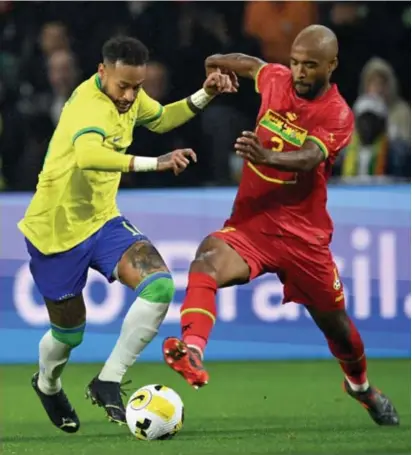  ?? FOTO ANP | ?? Oud-STVV’er Denis Odoi in het shirt van Ghana, in duel met de Braziliaan Neymar.