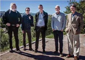  ?? FOTO: JUHANI LASSANDER ?? Wigwam med Esa Kotilainen, Pave Maijanen, Pekka Rechardt, Jan Noponen och Jukka Gustavson utgör stommen i årets upplaga av den legendaris­ka gruppen. Jim Pembroke, Pedro Hietanen och Mikko Rintanen är också med.