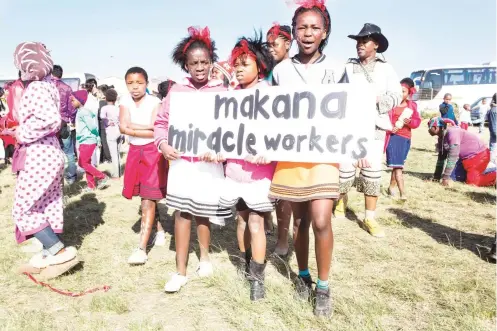  ?? Photo: CuePix - Michelle Cunliffe ?? At the closing parade of the National Arts Festival in 2014, these young people indicated their pride in their Festival. The Mayor, in her opening speech the year, said that the Festival created social cohesion and had provided a platform for the...