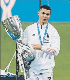  ?? FOTO: AP ?? Cristiano Ronaldo, con el título conquistad­o anoche (el 33º de su carrera)