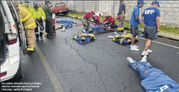  ?? Fotos: Cortesía y captura de video ?? Los cadetes afectados fueron arrollados mientras realizaban ejercicio físico en Latacunga, capital de Cotopaxi.