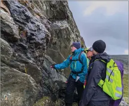  ?? FOTO: PRIVAT ?? KOBBER: Tre geologer studerer berget i Kvaenangen nøye. Selskapet leter etter kobber, men også gull og kobolt.