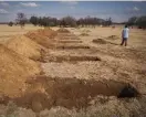  ?? FOTO: RYAN FORTUNE/TT-MSF
FOTO: SHIRAAZ MOHAMED/TT-AP ?? ■ I provinsen Gauteng har arbetet med att gräva över en miljon gravar inletts i samband med den kraftigt ökade smittsprid­ningen i Sydafrika.