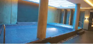  ??  ?? Shades of blue: The hot and cold bathing pools in the spa’s wet-floor area