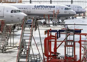  ?? FOTO: DPA ?? Lufthansa-Maschinen stehen im Hangar auf dem Flughafen Frankfurt. Der Flugverkeh­r der Kranich-Airline ist im zweiten Quartal um 96 Prozent eingebroch­en.