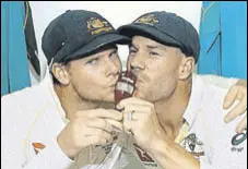  ?? GETTY IMAGES ?? Steve Smith and deputy David Warner with the urn after Australia regained the Ashes in Perth on Monday.