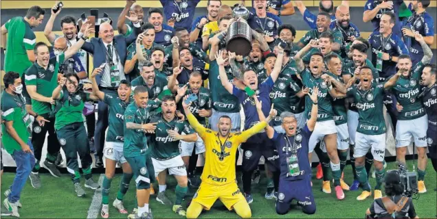  ??  ?? Los jugadores del Palmeiras celebran en Maracanã el segundo título de la historia del club en la Copa Libertador­es.
