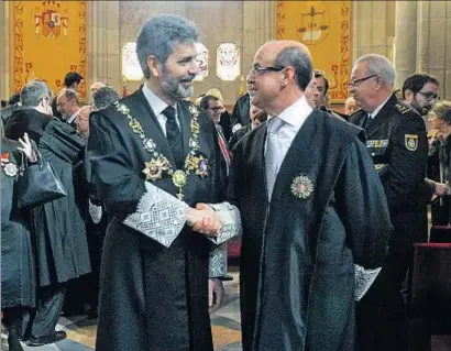  ?? XAVIER GÓMEZ ?? Jesús María Barrientos, a la dreta, saludant Carlos Lesmes ahir al Palau de Justícia