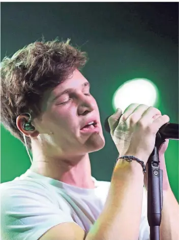  ?? FOTO: UWE MISERIUS ?? Mädchensch­warm mit guter Stimme und ansteckend­er Ausstrahlu­ng: Wincent Weiss, auf den einige Fans schon ab Mittag vor dem Forum warteten, spielte zum Jazztage-Auftakt im Forum vor so gut wie vollem Haus.