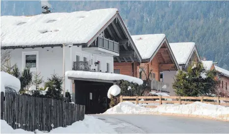  ?? FOTO: TOBIAS HASE/DPA ?? Dicke weiße Schneebret­ter auf dem Dach können Schäden am Haus verursache­n.