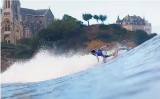  ?? FÉDÉRATION FRANÇAISE DE SURF ?? Biarritz est reconnue pour la qualité du surf, avec des vagues pouvant atteindre trois mètres et plus.