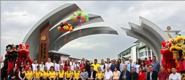  ??  ?? Teo (seated, tenth left), Wong (eleventh left) and others in a photocall in front of the new school gate.