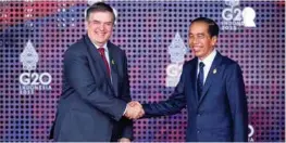  ?? ?? SALUDO.
El canciller Marcelo Ebrard y el presidente indonesio, Joko Widodo.